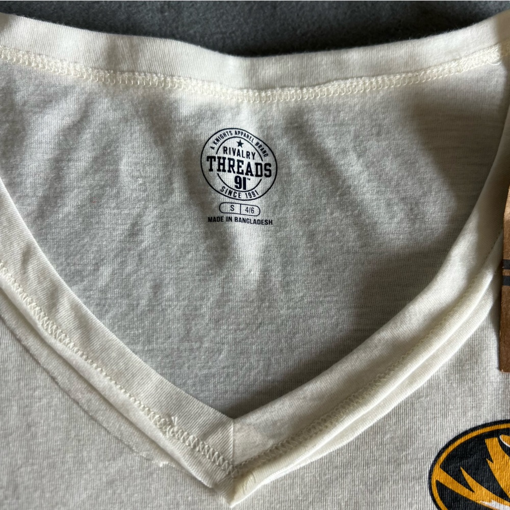 NCAA Missouri Tigers Women's V-Neck Cream T-Shirt S - Picture 2 of 5